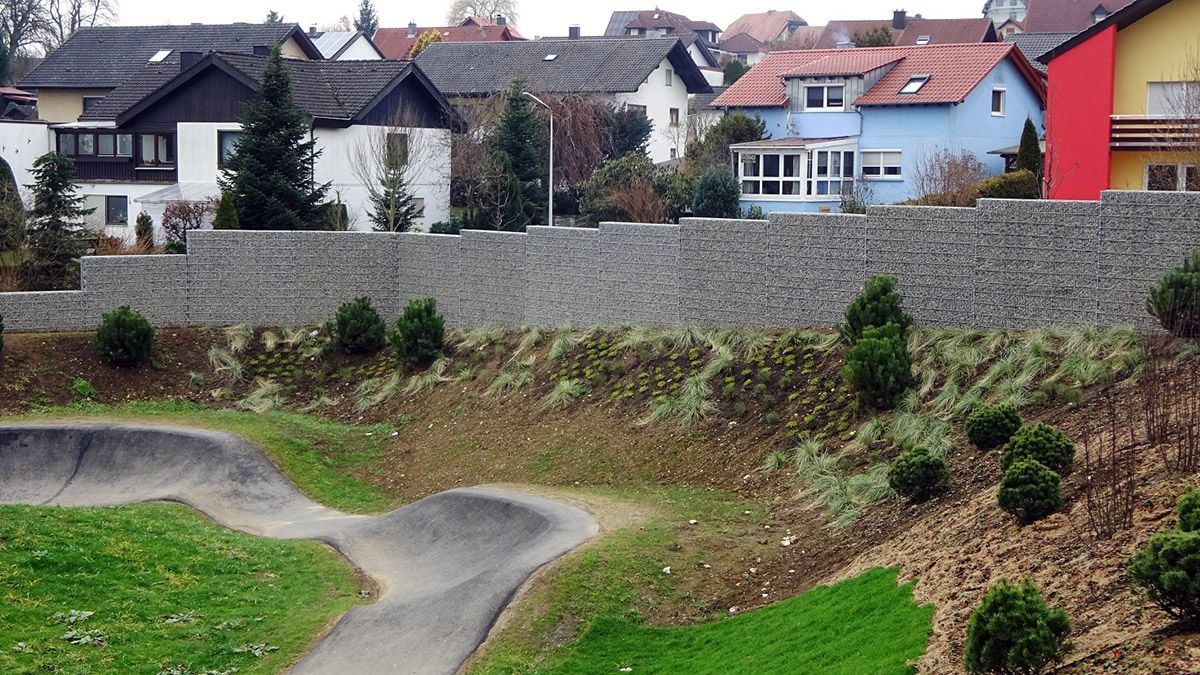 Geluidwerende schanskorf-schutting als geluidsbarriere in de tuin