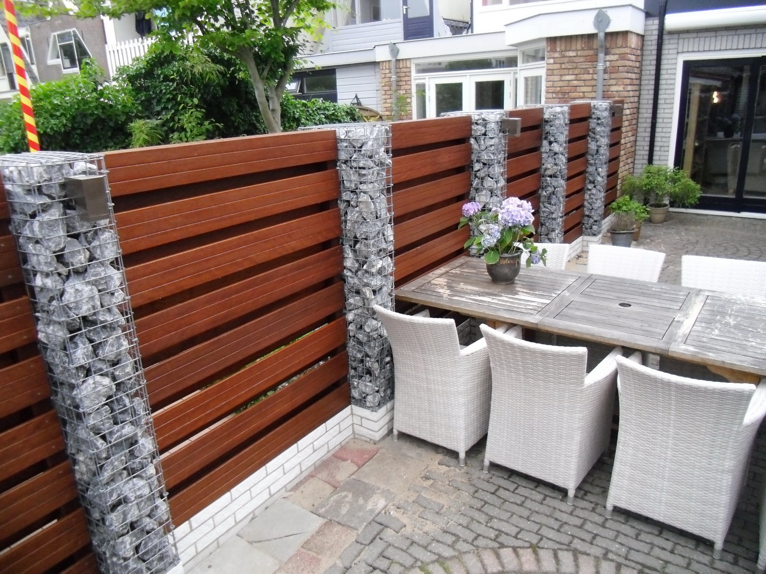Schanskorf zuil in combinatie met hardhout