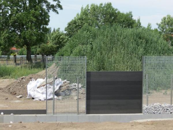 Composiet schutting met Schanskorven opbouw