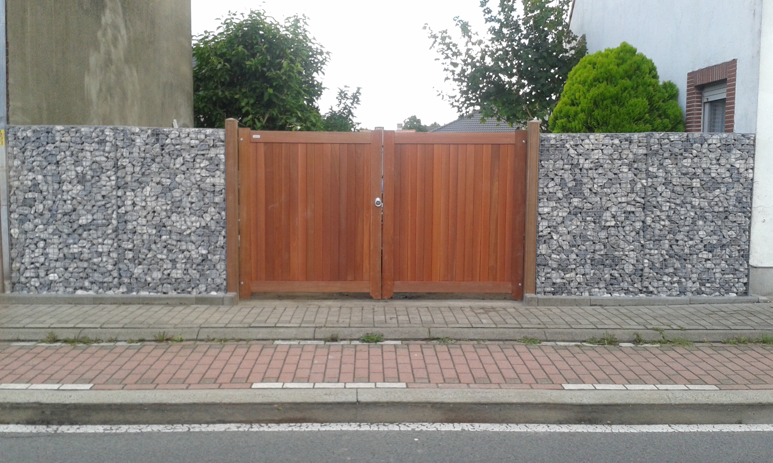 Schanskorf in combinatie met houten schutting voor extra demping