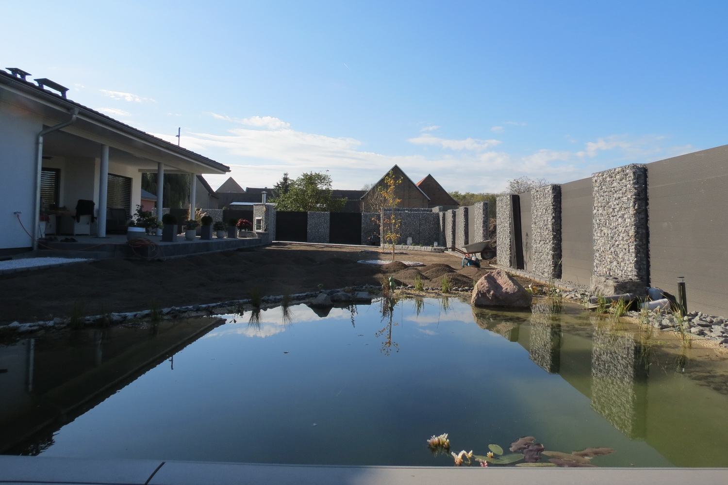 Schanskorven als sfeervolle erfafscheiding in een moderne tuin