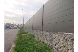 Schanskorf Border met Composiet Schutting – Composiet schutting. Schanskorf Border met Composiet Schutting