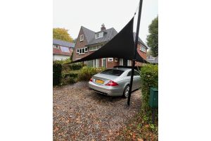 Carport van Schaduwdoek met Auto – Schaduwdoek overkappingen. Carport van Schaduwdoek met Auto
