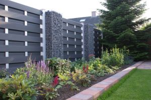 Schanskorven Muur met Basalt Breukstenen in Combinatie met Composiet – Basalt breukstenen. Schanskorven Muur met Basalt Breukstenen in Co...