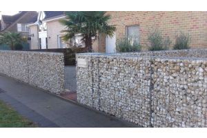 Schanskorven Brievenbus met Yellow Sun – Yellow Sun breukstenen. Schanskorven Brievenbus met Yellow Sun