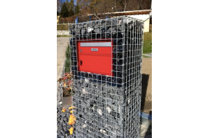 Schanskorven met Glasbrokken en Een Brievenbus – Glasbrokken. Schanskorven met Glasbrokken en Een Brievenbus