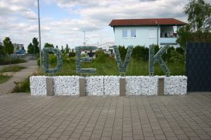 Schanskorven Letters met Glasbrokken – Glasbrokken. Schanskorven Letters met Glasbrokken