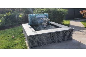 Schanskorf Waterval met Glasbrokken – Watervallen. Schanskorf Waterval met Glasbrokken