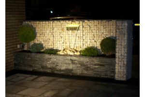 Schanskorven met Yellow Sun en Waterval met LED – Yellow Sun breukstenen. Schanskorven met Yellow Sun en Waterval met LED