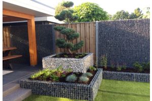 Plantenbak Schanskorven met Basalt Breukstenen – Basalt breukstenen. Plantenbak Schanskorven met Basalt Breukstenen