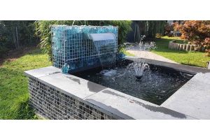 Schanskorf Waterval met Glasbrokken – Watervallen. Schanskorf Waterval met Glasbrokken