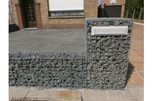 Schanskorven Brievenbus met Basalt Breuksteen – Basalt breukstenen. Schanskorven Brievenbus met Basalt Breuksteen