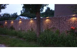 Schanskorven met Marmer Rood Breukstenen en LED Verlichting – Schanskorven. Schanskorven met Marmer Rood Breukstenen en LED Verlichting