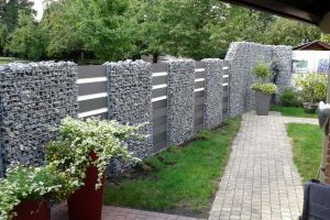 Composiet met Steenkorven – Composiet schutting. Composiet met Steenkorven