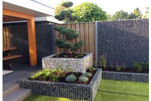 Bloembak Schanskorven met Basalt en Weissenbacher Siersteen – Breukstenen. Bloembak Schanskorven met Basalt en Weissenbacher Siersteen