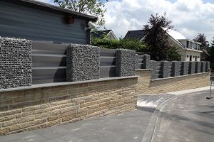 Composiet met Schanskorven – Composiet schutting. Composiet met Schanskorven