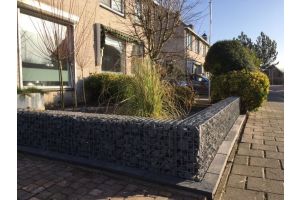 Schanskorven met Basalt Breukstenen in Voortuin – Basalt breukstenen. Schanskorven met Basalt Breukstenen in Voortuin