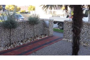 Schanskorven Brievenbus met Yellow Sun – Yellow Sun breukstenen. Schanskorven Brievenbus met Yellow Sun