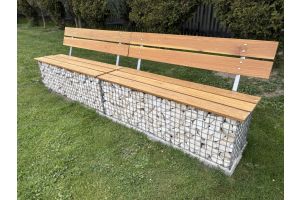 Schanskorf tuinbank met Yellow Sun vulstenen – Schanskorf tuinbanken. Schanskorf tuinbank met houten zitting en rugleuning, gevuld met Ye...