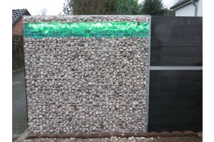 Schanskorven met Glasbrokken – Glasbrokken. Schanskorven met Glasbrokken