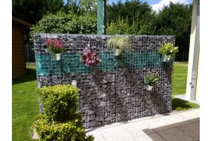 Schanskorven met Glasbrokken – Glasbrokken. Schanskorven met Glasbrokken