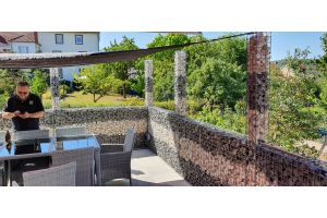 Schanskorf Schutting en Zuilen met Schaduwdoek – Schanskorf zuilen. Schanskorf Schutting en Zuilen met Schaduwdoek