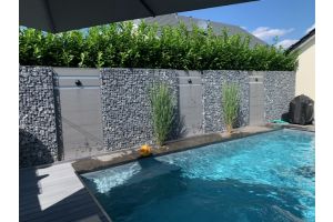 Composiet Schutting met Alpensteen in Schanskorven – Composiet schutting. Composiet Schutting met Alpensteen in Schanskorven