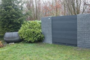 Steenkorven in Combinatie met Composiet – Composiet schutting. Steenkorven in Combinatie met Composiet