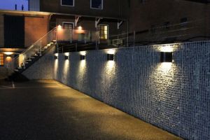 Schanskorven Muur met Basalt Breukstenen – Basalt breukstenen. Schanskorven Muur met Basalt Breukstenen