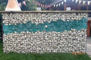 Schanskorven met Glasbrokken – Glasbrokken. Schanskorven met Glasbrokken