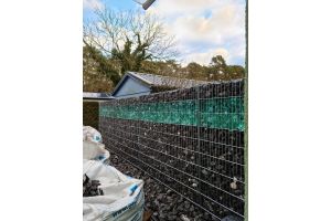 Schanskorven met Glasbrokken – Glasbrokken. Schanskorven met Glasbrokken