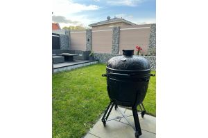 Tuinhaard BBQ met Composiet Schanskorven – Composiet schutting. Tuinhaard BBQ met Composiet Schanskorven