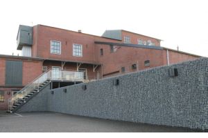 Schanskorven Muur met Basalt Breukstenen – Basalt breukstenen. Schanskorven Muur met Basalt Breukstenen