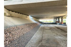 Grondkering met schanskorven onder een viaduct – Zakelijke toepassingen. Grondkering met schanskorven onder een viaduct