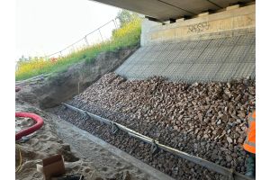 Taludbekleding met schanskorven en breuksteen – Zakelijke toepassingen. Taludbekleding met schanskorven en breuksteen