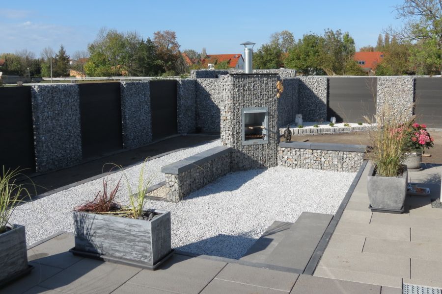 Eenvoudig Online Te Bestellen. Prachtig Maatwerk Voor Een Stijlvolle Tuin! Voor Elke Stijl Tuin Kunnen Wij Kwalitatieve En De Meest Stijlvolle Schanskorven Leveren! Sfeer En Stijl. Breed Toepasbaar. Levering Op Maat. Schanskorven Specialist. Jarenlange Ervaring. Tuin met schanskorven en haard