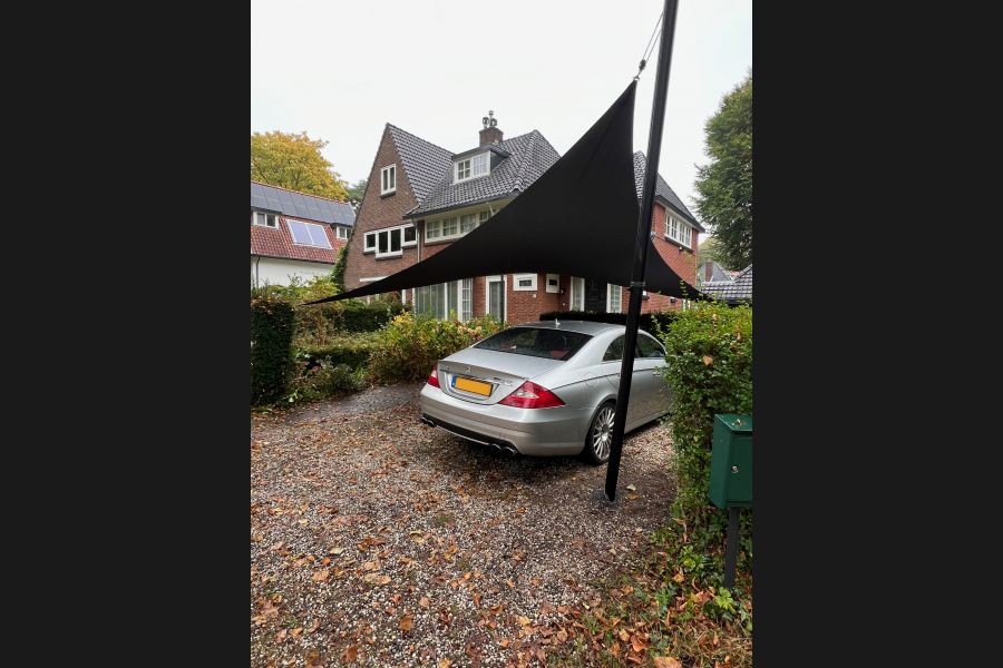 Carport van schaduwdoek met auto Carport van schaduwdoek met auto