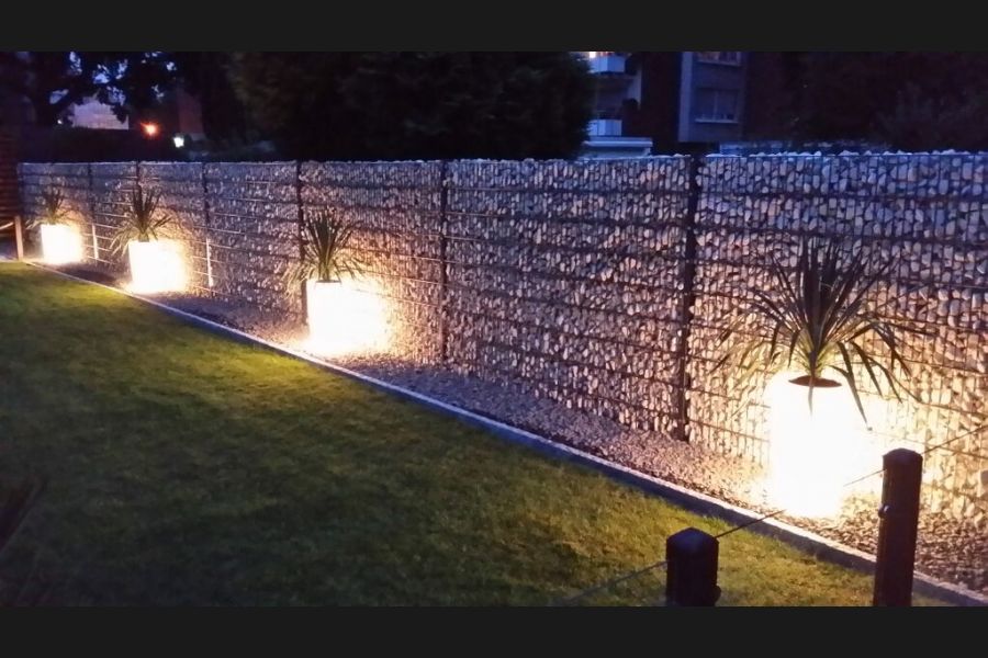 Schanskorf schutting met verlichte bloempotten en yellow sun Schanskorf schutting met verlichte bloempotten en yellow sun