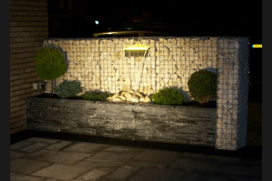 Gabionen mit Yellow sun und Wasserfall mit LED Gabionen mit Yellow sun und Wasserfall mit LED