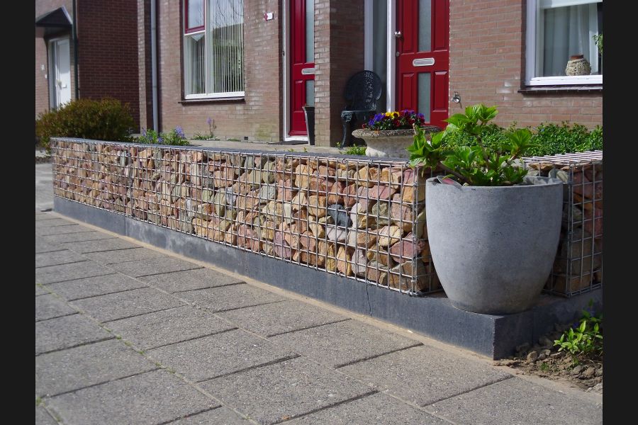 Gabionenzaun mit Grauwacke Bruchsteine Gabionenzaun mit Grauwacke Bruchsteine