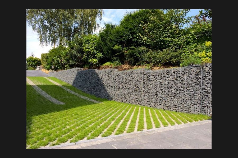 Schanskorven muur met Basalt breukstenen