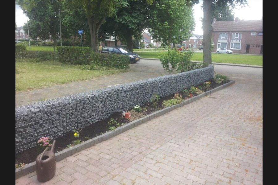 Schanskorven langs de oprit van Doornik breukstenen Schanskorven langs de oprit van Doornik breukstenen