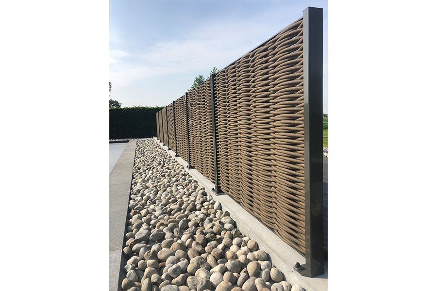 Kunststof schutting op voetplaat - dubbele weving Kunststof schutting op voetplaat - dubbele weving