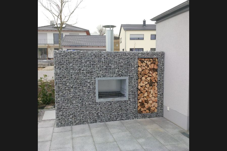 Gartenkamin mit Holzlager Gartenkamin mit Holzlager