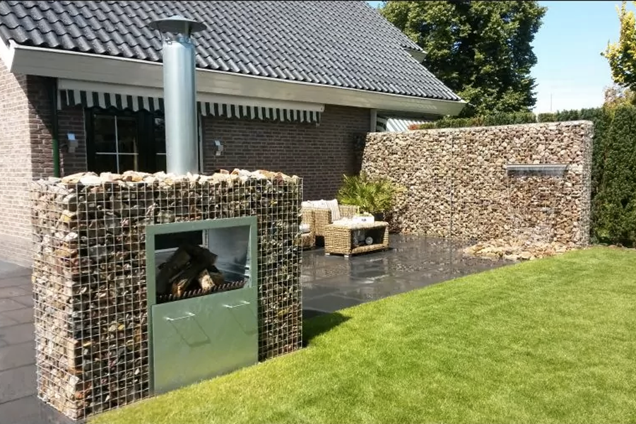 Gabionen Kamin und Wasserfall mit Grauwacke Bruchsteine Gabionen Kamin und Wasserfall mit Grauwacke Bruchsteine