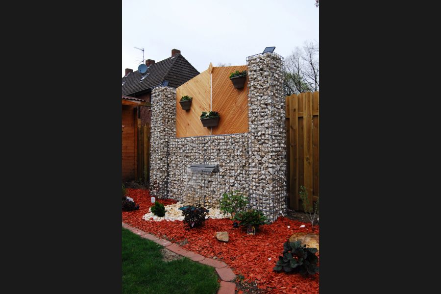 Gabionen mit Wasserfall Gabionen mit Wasserfall