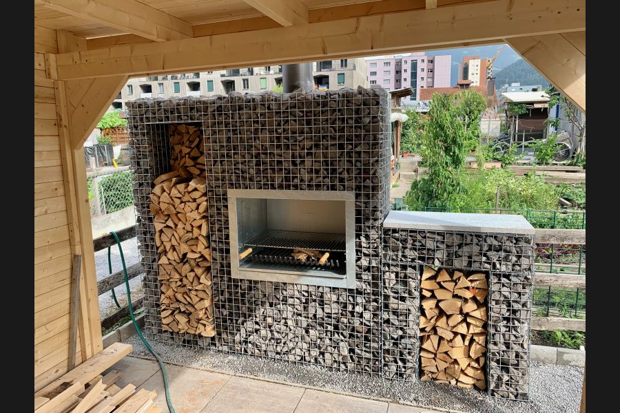 Gabionen und Kamin mit Basalt Bruchsteine Gabionen und Kamin mit Basalt Bruchsteine
