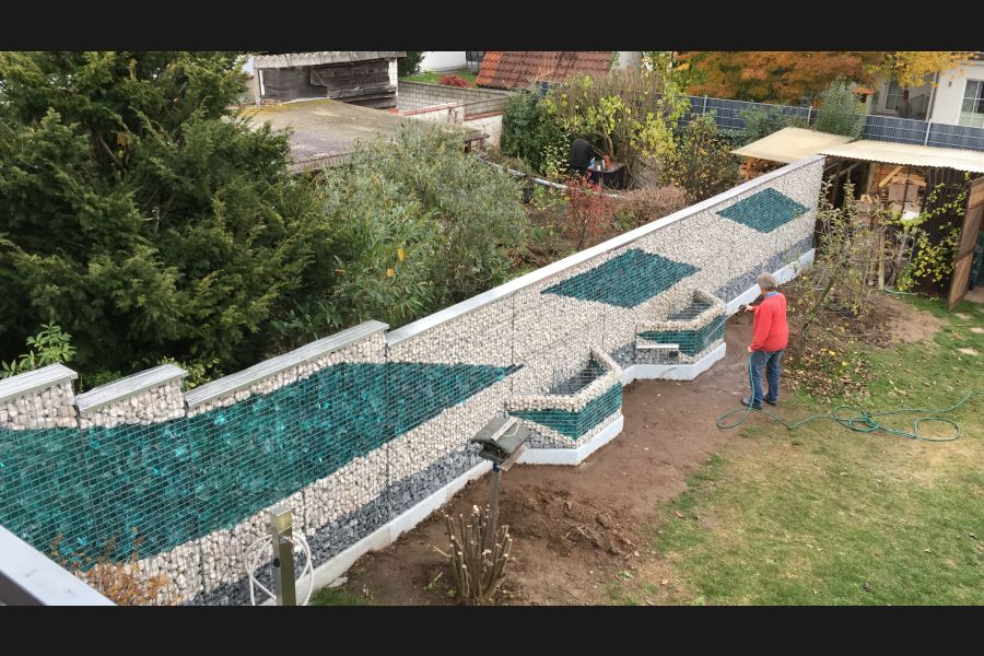 Gabionen mit Yellow Sun und Glasbrocke Gabionen mit Yellow Sun und Glasbrocke