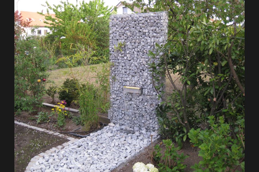 Gabionen mit Wasserfall Deutscher Kalkstein