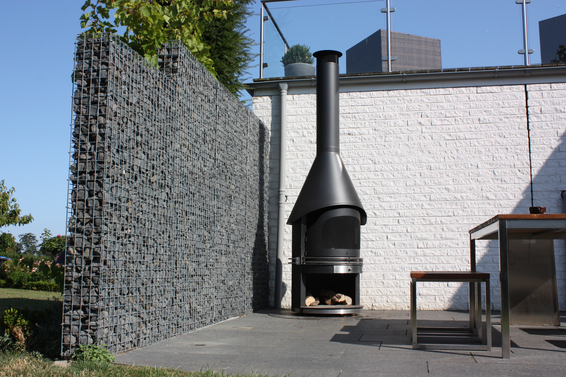 Schanskorf met Basalt breukstenen close-up